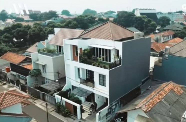 Rumah Abdel Achrian. (YouTube/AH)