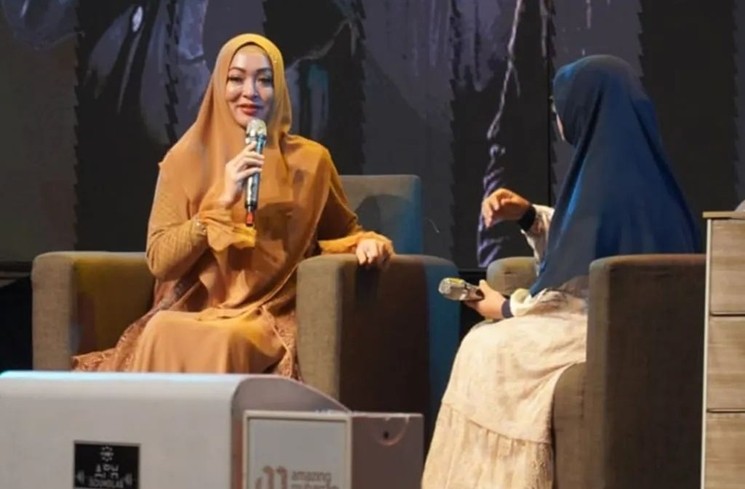 Potret Angelina Sondakh Jadi Guru Ngaji (instagram/@angelinasondakh09)