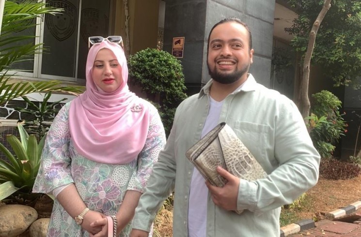 Tasyi Athasyia ditemani suaminya, Syech Zaki di Polda Metro Jaya. (MataMata.com/Rena Pangesti)