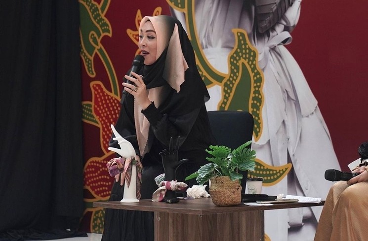 Potret Angelina Sondakh Jadi Guru Ngaji (instagram/@angelinasondakh09)