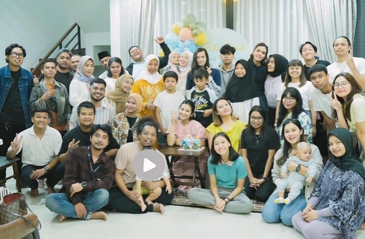 Potret ulang tahun anak Arie Kriting dan Indah Permatasari (Instagram/indahpermatas)