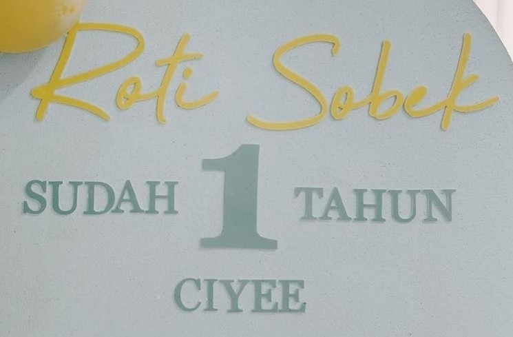 Potret ulang tahun anak Arie Kriting dan Indah Permatasari (Instagram/indahpermatas)
