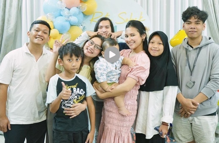 Potret ulang tahun anak Arie Kriting dan Indah Permatasari (Instagram/indahpermatas)