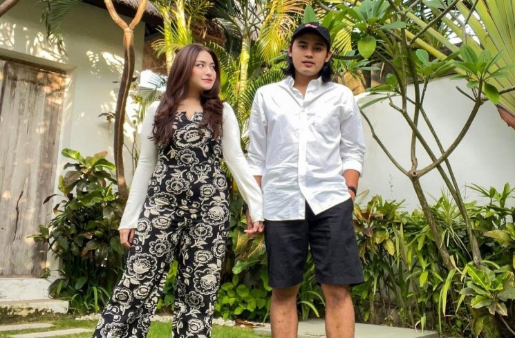 Potret Nathalie Holscher dan Ilham Yogi Liburan di Bali. (Instagram/nathalieholscher)