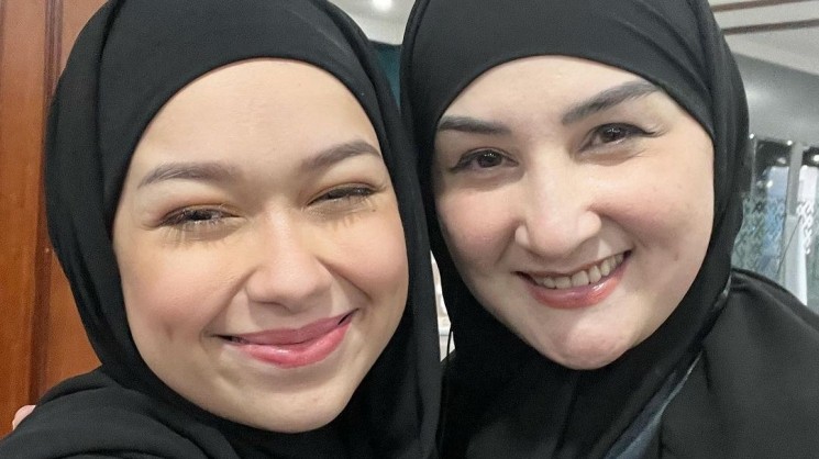 Potret Rebecca Klopper Berhijab (Instagram/@monaratuliu)