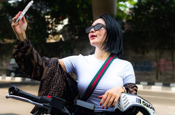 Pesona Wika Salim Riding Naik Motor Gede. (Instagram/wikasalim)