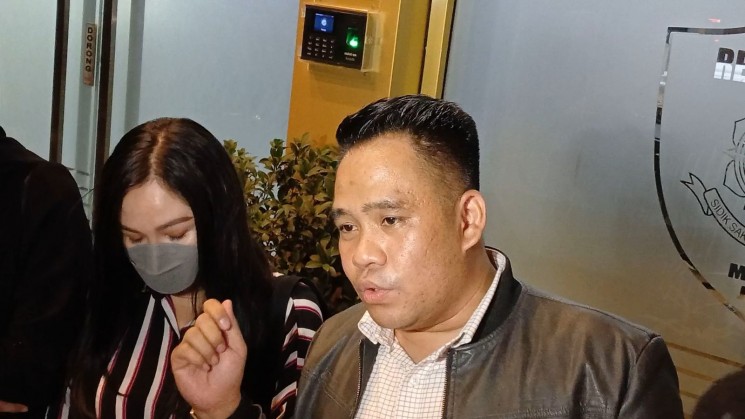 Selebgram Caca Novita dan pengacaranya, Acong Latif (Matamata.com/Adiyoga Priyambodo)