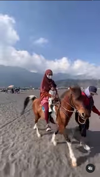 Potret Ria Ricis Ajak Moana ke Gunung Bromo. (Instagram/riaricis1795)