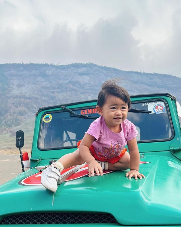 Potret Ria Ricis Ajak Moana ke Gunung Bromo. (Instagram/riaricis1795)