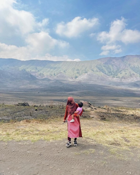 Potret Ria Ricis Ajak Moana ke Gunung Bromo. (Instagram/riaricis1795)