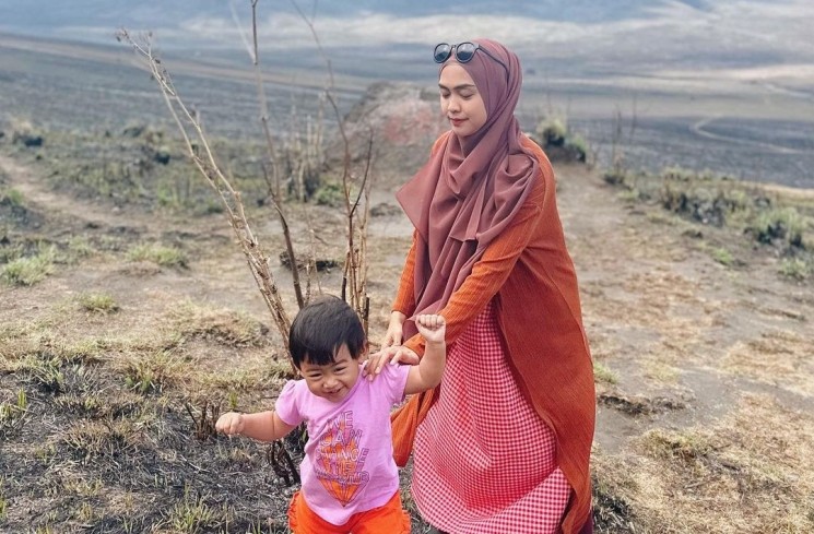 Potret Ria Ricis Ajak Moana ke Gunung Bromo. (Instagram/riaricis1795)

