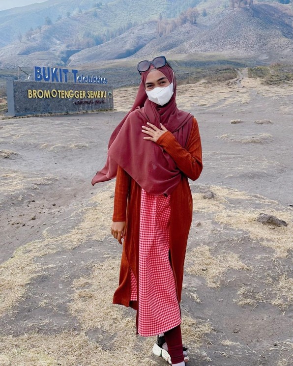 Potret Ria Ricis Ajak Moana ke Gunung Bromo. (Instagram/riaricis1795)
