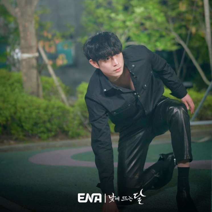 Potret Kim Young Dae di Moon in the Day (Instagram/@channel.ena.d)