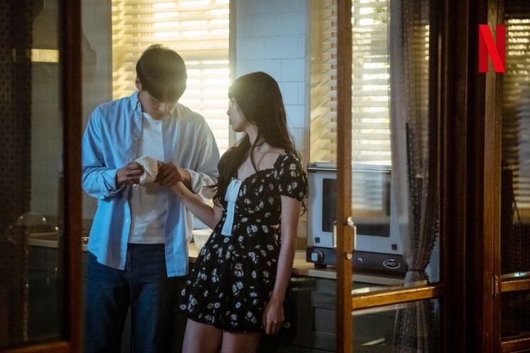 Potret Romantis Bae Suzy dan Yang Se Jong di Doona! (Instagram/@netflixkcontent)