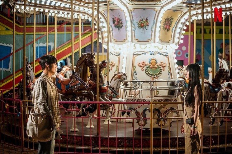 Potret Romantis Bae Suzy dan Yang Se Jong di Doona! (Instagram/@netflixkcontent)
