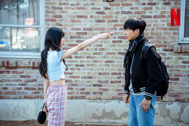Potret Romantis Bae Suzy dan Yang Se Jong di Doona! (Instagram/@netflixkcontent)