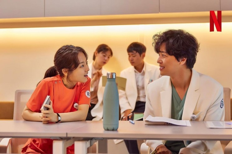 Pesona Park Bo Young di Daily Dose of Sunshine (Instagram/@netflixkcontent)