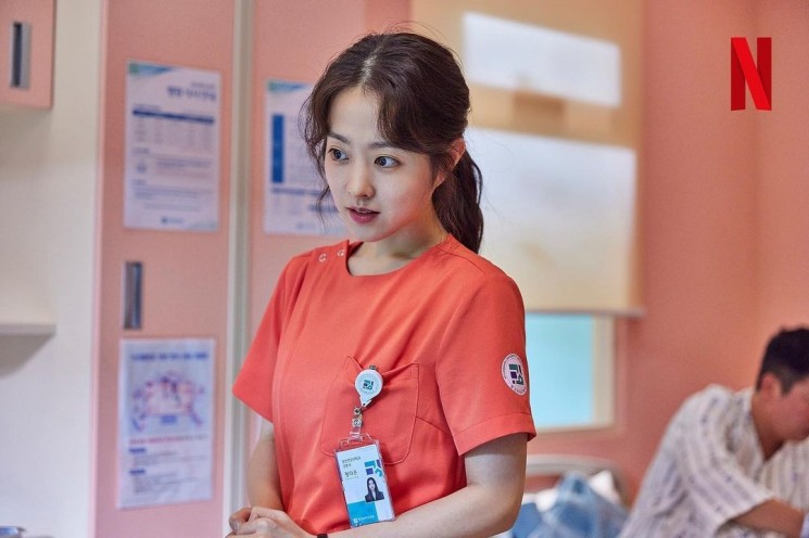 Pesona Park Bo Young di Daily Dose of Sunshine (Instagram/@netflixkcontent)