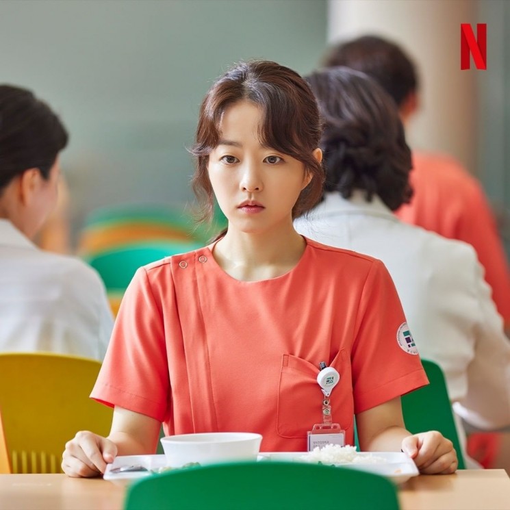 Pesona Park Bo Young di Daily Dose of Sunshine (Instagram/@netflixkcontent)