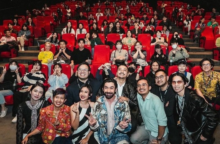 Reza Rahadian Hadir dalam Gala Premiere Berpakaian Motif Warna Biru.