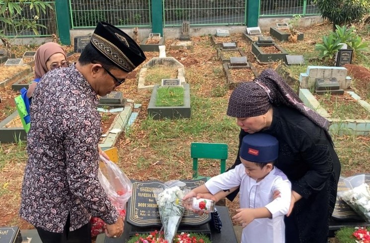 Gala Sky Andriansyah ziarah ke makam Vanessa Angel dan Bibi Ardiansyah (Matamata.com/Adiyoga P)
