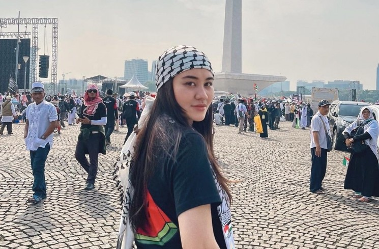Aaliyah Massaid ikut aksi damai bela Palestina di Monas, Jakarta, Minggu (5/11/2023)