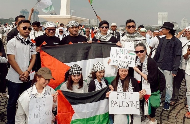 Aaliyah Massaid ikut aksi damai bela Palestina di Monas, Jakarta, Minggu (5/11/2023)