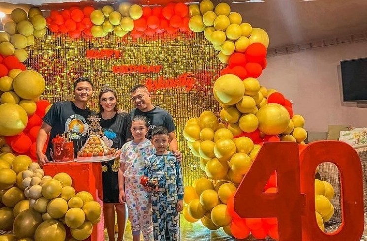 Ashanty Lebih Dulu Mendapat Kejutan Ulang Tahun di Istana Cinere Sebelum Rayakan di Hotel Mewah.