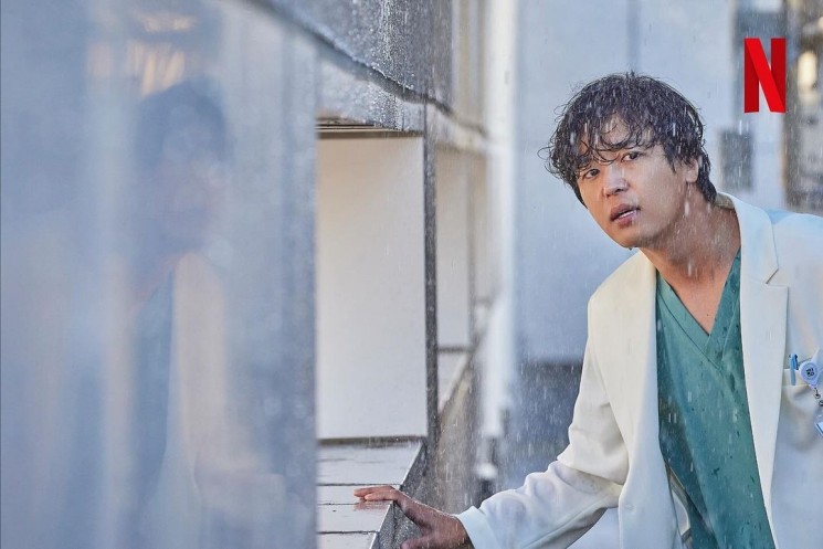 Adu Gaya Yeon Woo Jin dan Jang Dong Yoon di Daily Dose of Sunshine (Instagram/@netflixkcontent)