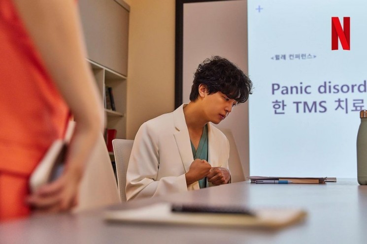 Adu Gaya Yeon Woo Jin dan Jang Dong Yoon di Daily Dose of Sunshine (Instagram/@netflixkcontent)