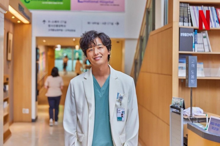 Adu Gaya Yeon Woo Jin dan Jang Dong Yoon di Daily Dose of Sunshine (Instagram/@netflixkcontent)