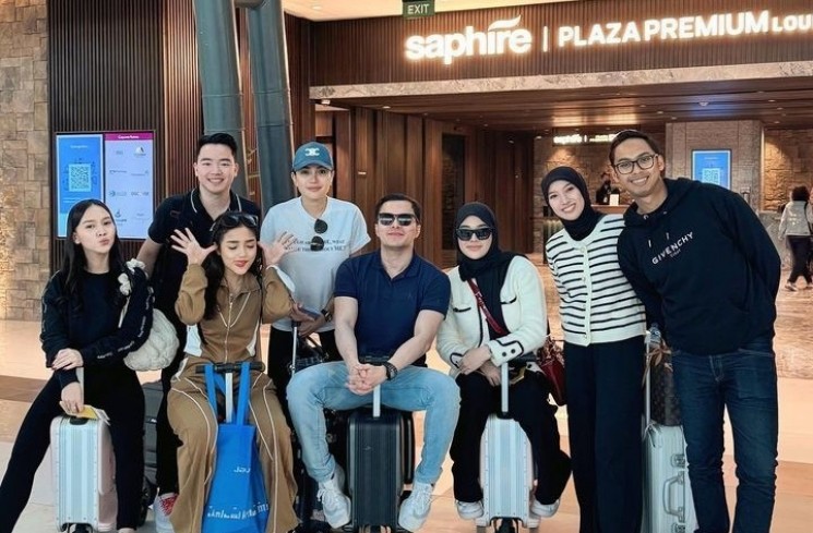 Fuji Siap Liburan Bareng Dengan Beberapa Rekan Selebritis.
