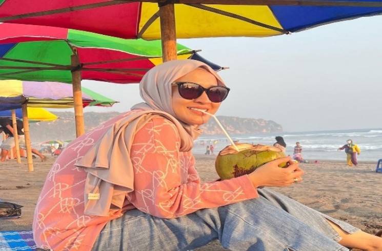 Unggahan Okie Agustina ketika berlibur ke Pantai Parangtritis