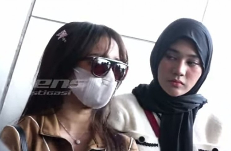 Fuji Saat Ditemui Awak Media Saat Mau Berlibur ke Eropa.