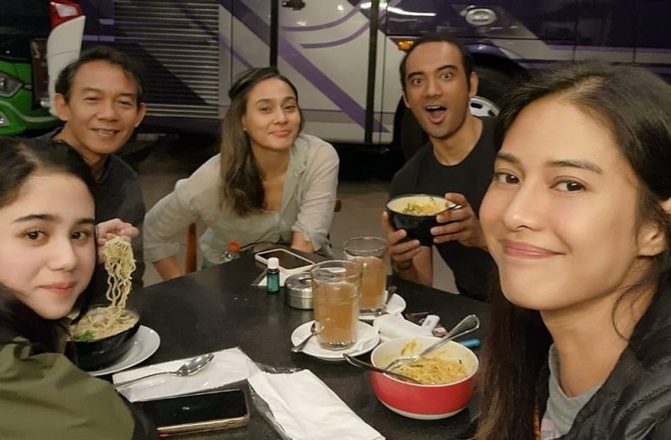 Dian Sastro bareng Tissa Biani, Aria Bayu, Ine Febrianti nongkrong di warkop. [Instagram]