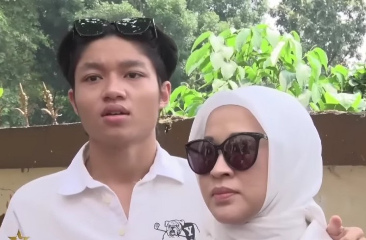 Kiesha Alvaro dampingi Okie Agustina saat ajukan gugatan cerai terhadap Gunawan Dwi Cahyo di Pengadilan Agama Kota Bogor, Jumat (10/11/2023)