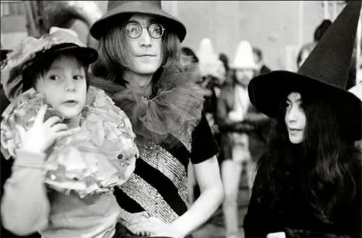 John Lennon dan keluarganya ketika sedang mengunjungi suatu tempat di tahun 1980an