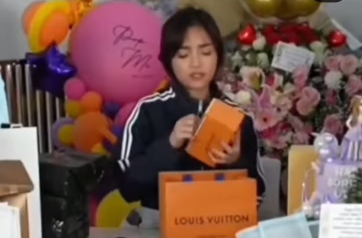 Fuji Live Unboxing Kado dari Marissya Icha dan Ungkap Alasan Absen di Ultah Aurel.(Instagram/@lambe_danu)