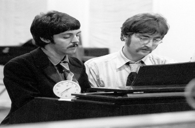 John Lennon dan Paul McCartney ketika bersama The Beatles di era 1960an