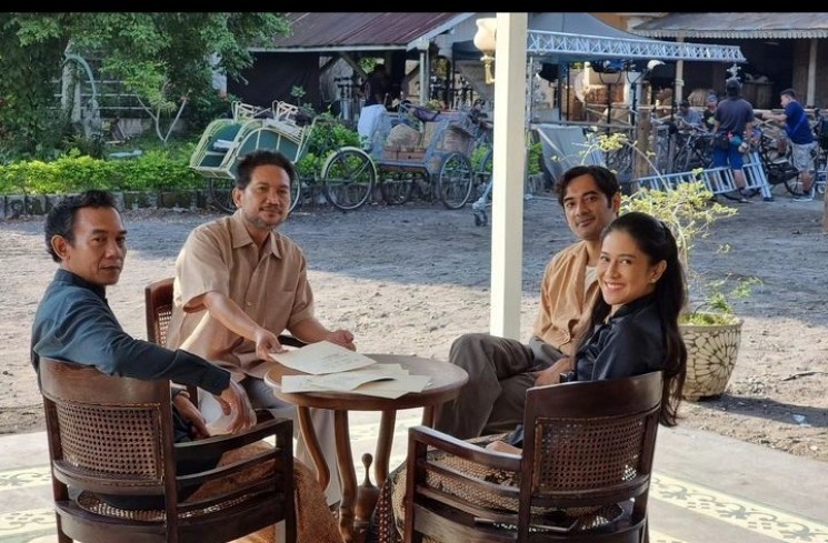 Momen Dian Sastrowardoyo di Lokasi Syuting Berperan Sebagai Dasiyah Gadis Kretek.(Instagram/@therealdisastr)