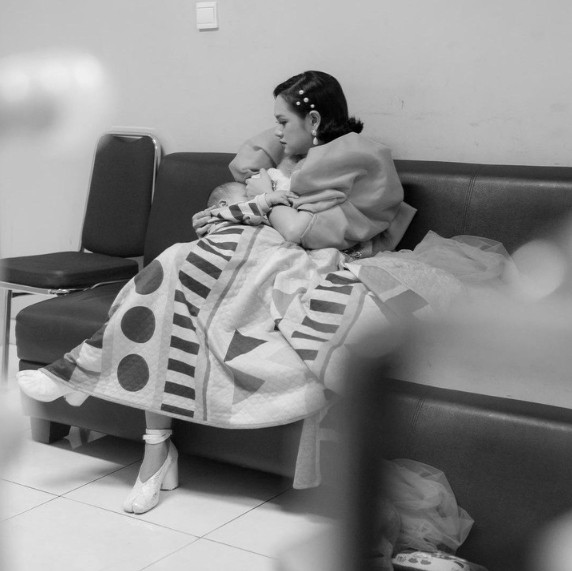 Artis Bagikan Momen Menyusui Anaknya. (Instagram/andienaisyah)