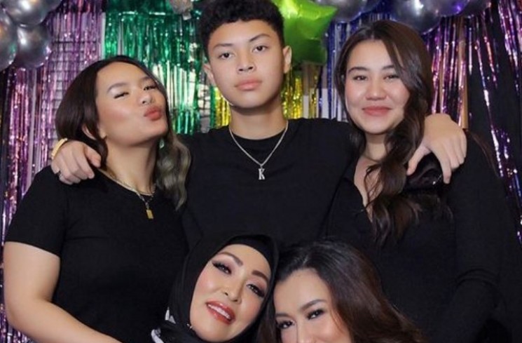Kebersamaan Angelina Sondakh, Reza Artamevia, Zahwa, Aaliyah dan Keanu. (Instagram/@angelinasondakh09)