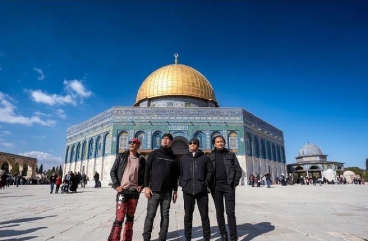 Ahmad Dhani Pose di Area Depan Masjid Al-Aqso.(Instagram/@ahmaddhaniofficial)