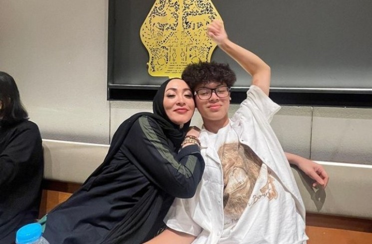 Angelina Sondakh dan Keanu Massaid.(Instagram/@angelinasondakh09)