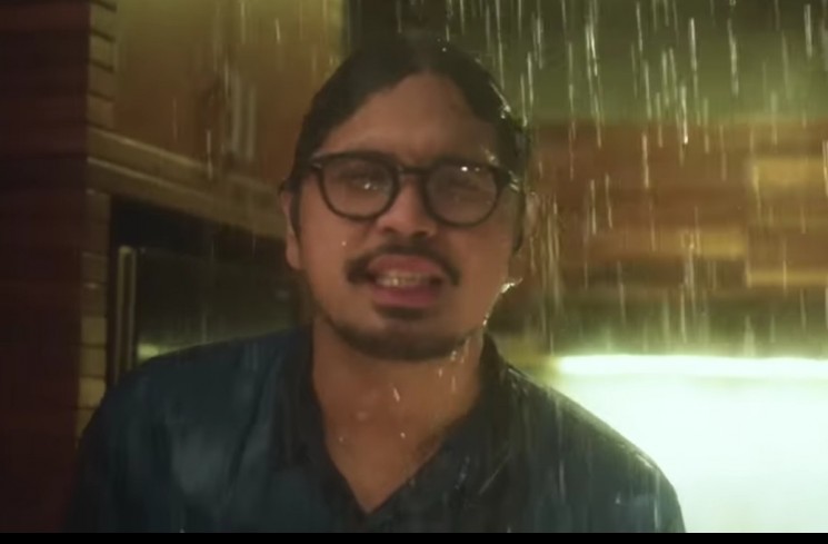 Cuplikan video musik Denting