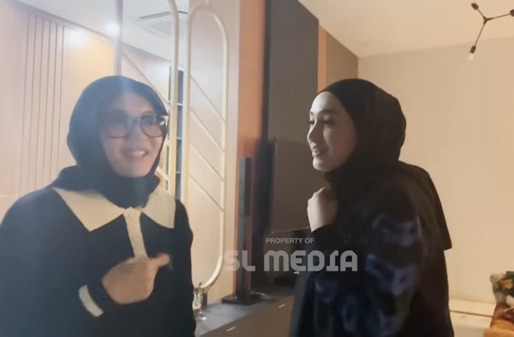Potret Kedekatan Putri Delina dan Santyka Fauziah (YouTube SL Media)