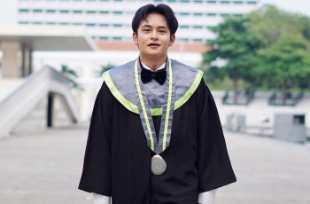 Resmi Bergelar Sarjana Administrasi Bisnis, Ini 9 Potret Wisuda Randy Martin