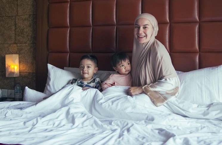 Potret Irish Bella Tegar Momong 2 Anak Sendiri. (Instagram/_irishbella_)