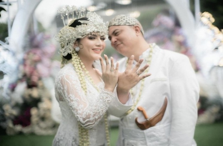 Anggita Sari baru saja melepas status jandanya setelah dinikahi oleh pengusaha tampan Rindra Pramadyo