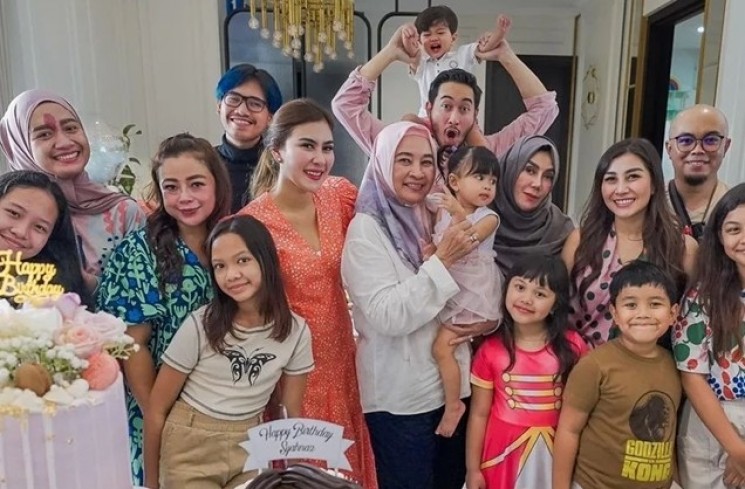 Potret Kenangan Jeje Govinda bareng Ibu (Instagram/@faridabudyarti50)